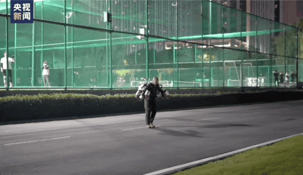 美港通配资 背上背包原地起飞！现实版“钢铁侠”太帅了